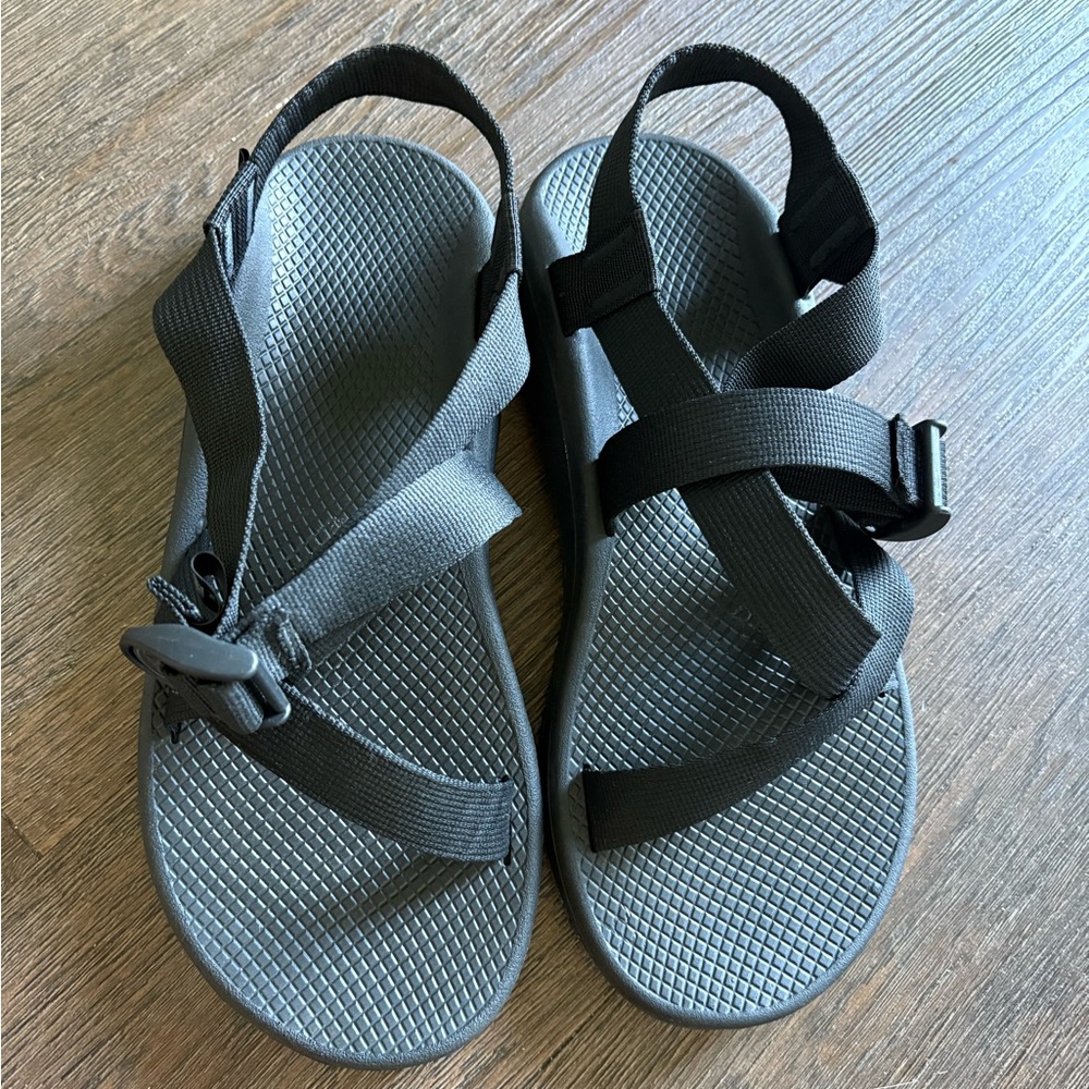 LIKE NEW men’s size 11 black Chaco Z/Cloud Adjustable Strap Cushioned Sandals